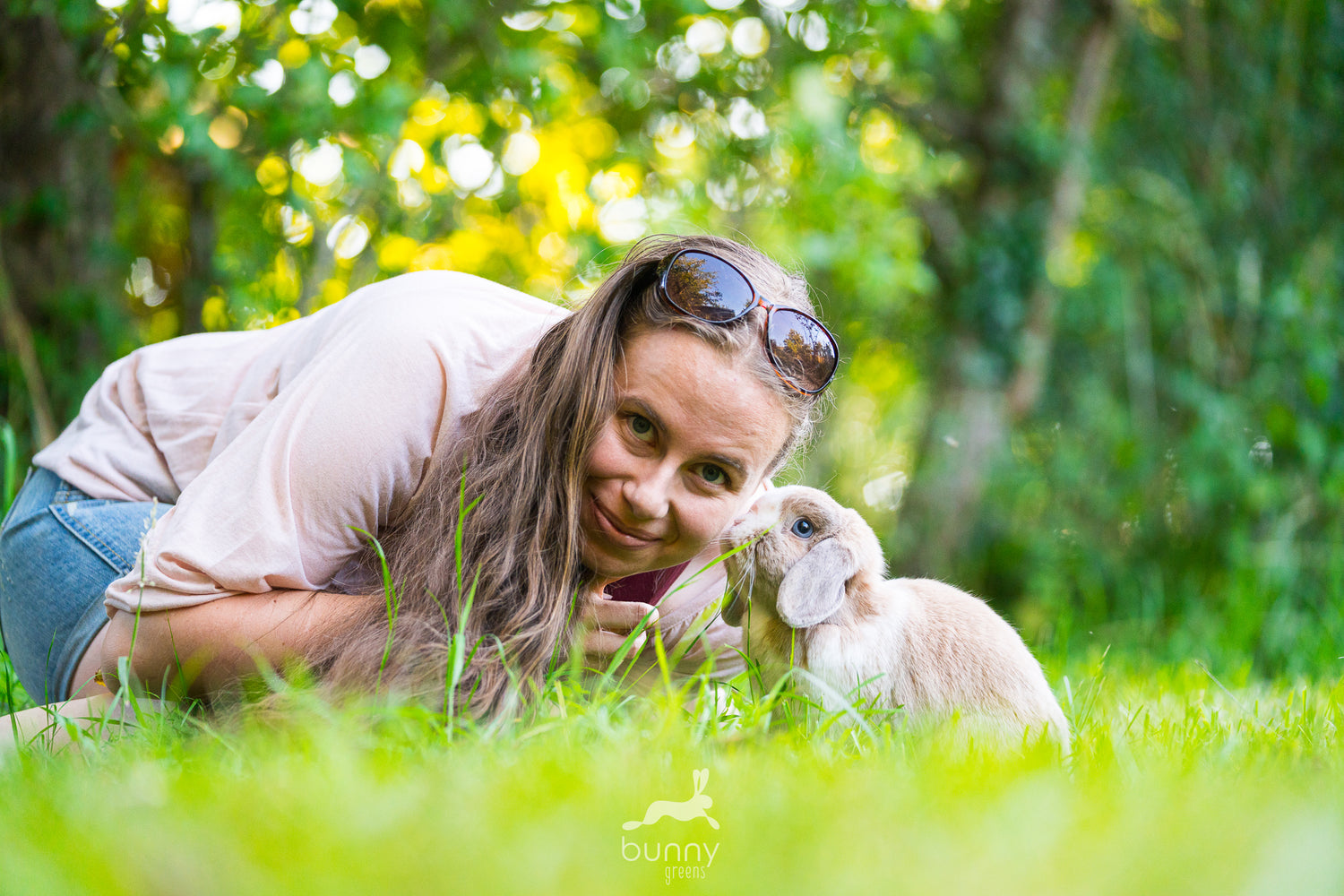 Mitgründerin Tamara und Kaninchen in Wiese